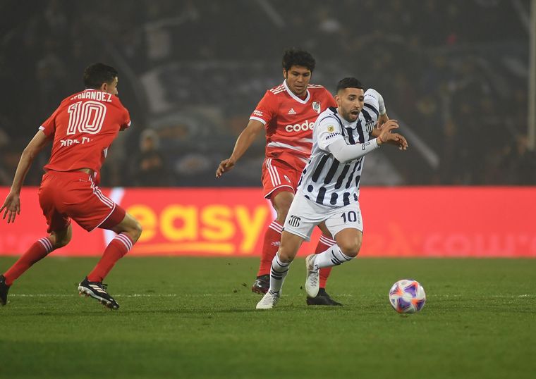 Nahuel Bustos le escapa a la marca de Paulo Díaz.