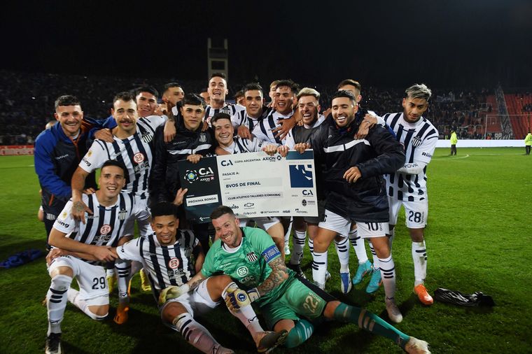 Los jugadores de Talleres celebran la victoria y el pase de ronda.