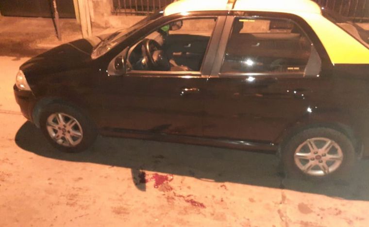FOTO: Sangre al costado del taxi: una pareja apuñaló al chofer en ocasión de robo.