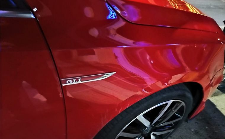 El auto rayado por el naranjita.