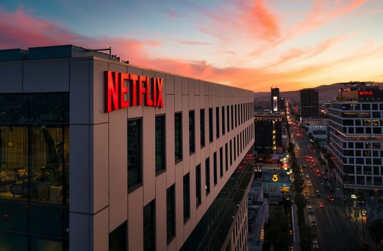 Con Hollywood en huelga, Netflix mira al resto del mundo.