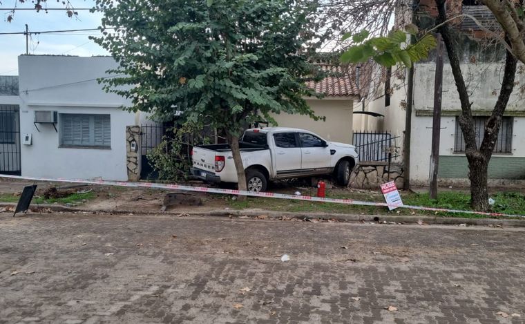 FOTO: La camioneta terminó impactando contra una casa.