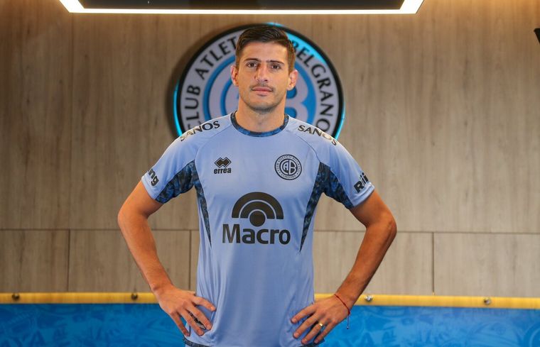 FOTO: Pablo Chavarría ya posa con la camiseta de Belgrano