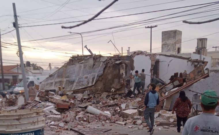 FOTO: Se derrumbó una vivienda en Oliva tras una explosión: al menos un herido