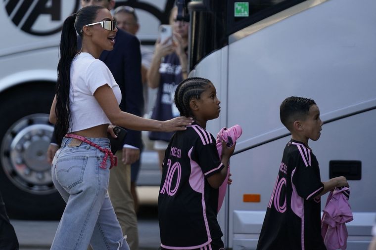 FOTO: Kim Kardashian llega al estadio del Inter Miami con sus hijos.