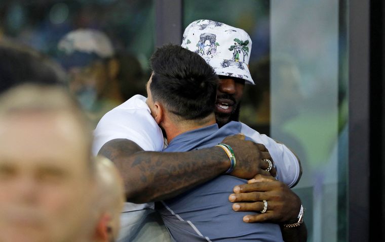 LeBron James y Lionel Messi fundidos en un abrazo.