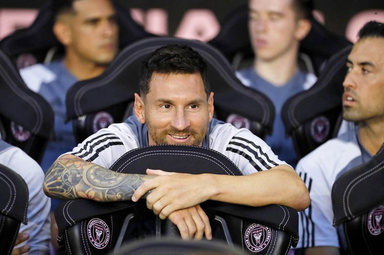 FOTO: Messi espera por su momento en el duelo ante Cruz Azul. 