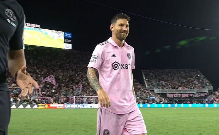 Lionel Messi con la camiseta del Inter Miami, a punto de ingresar a la cancha. 