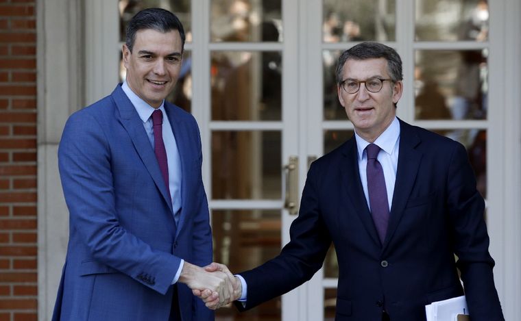FOTO: Pedro Sánchez y Alberto Núñez Feijóo. (Foto gentileza: El Mundo)