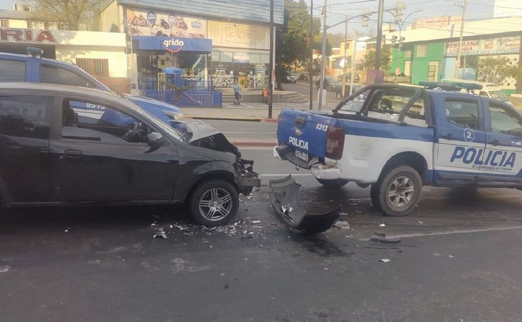 FOTO: Choque entre un auto particular y un movil policial. (Fernando Barrionuevo/Cadena 3)