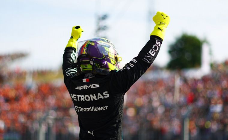 FOTO: Los brazos en alto de Hamilton para festejar una pole, 34 carreras después