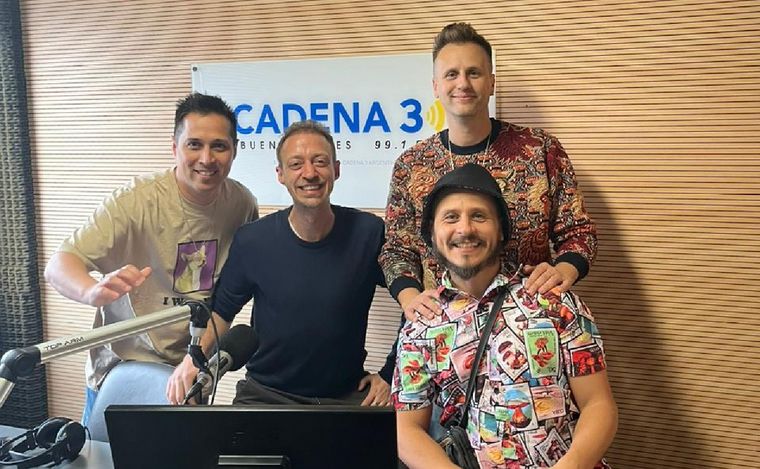 Parte del equipo de Los Caligaris en los estudios de Cadena 3 en Buenos Aires.