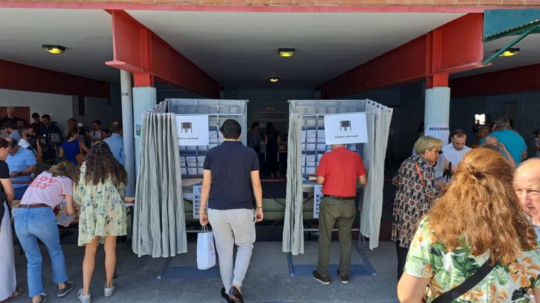 España va a las urnas en una calurosa jornada.