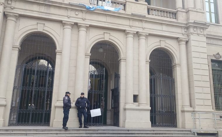 El Colegio Carbó abrió a las 8.10 y votaron cuatro personas.