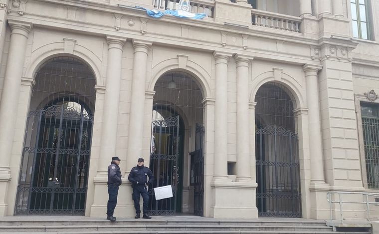 FOTO: El Colegio Carbó abrió a las 8.10 y votaron cuatro personas.