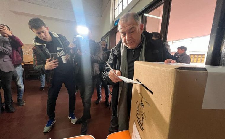 Luis Juez emite su voto en las municipales de Córdoba.