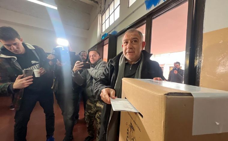 Luis Juez emite su voto en las municipales de Córdoba.