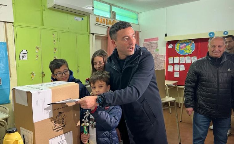 FOTO: Rodrigo de Loredo emite su voto en las elecciones municipales de Córdoba.
