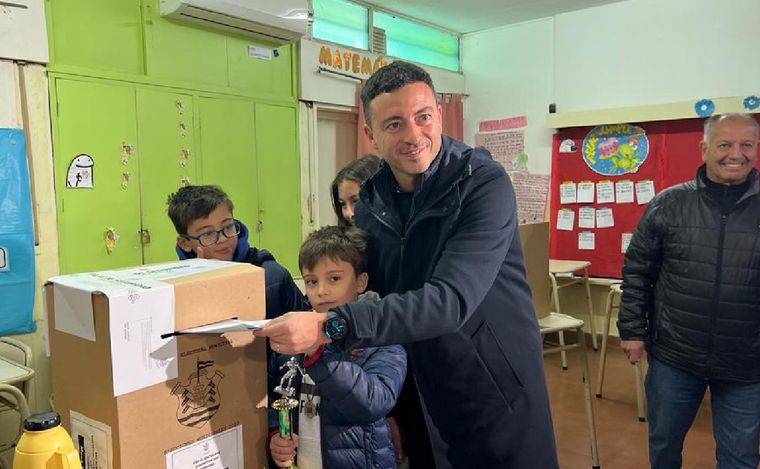 Rodrigo de Loredo emite su voto en las elecciones municipales de Córdoba.