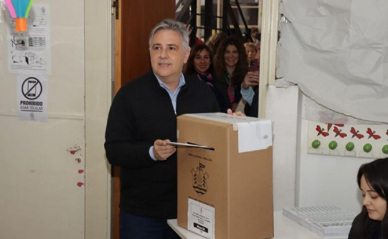FOTO: El gobernador electo de Córdoba, Martín Llaryora, emite su voto en las municipales.