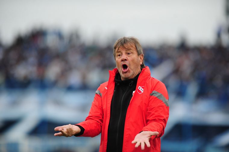 “El Ruso” Zielinski dirigiendo ante Atlético Tucumán.