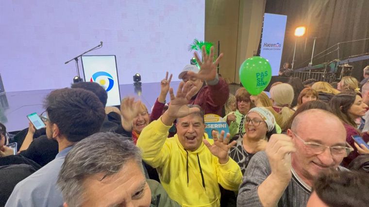 Clima de festejo en el búnker de Hacemos Unidos por Córdoba.