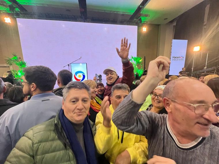 Clima de festejo en el búnker de Hacemos Unidos por Córdoba.