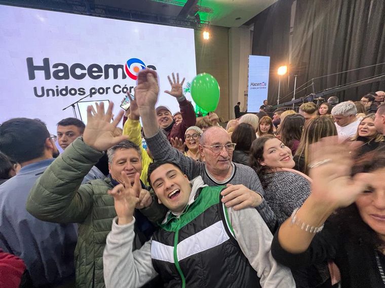 Clima de festejo en el búnker de Hacemos Unidos por Córdoba.