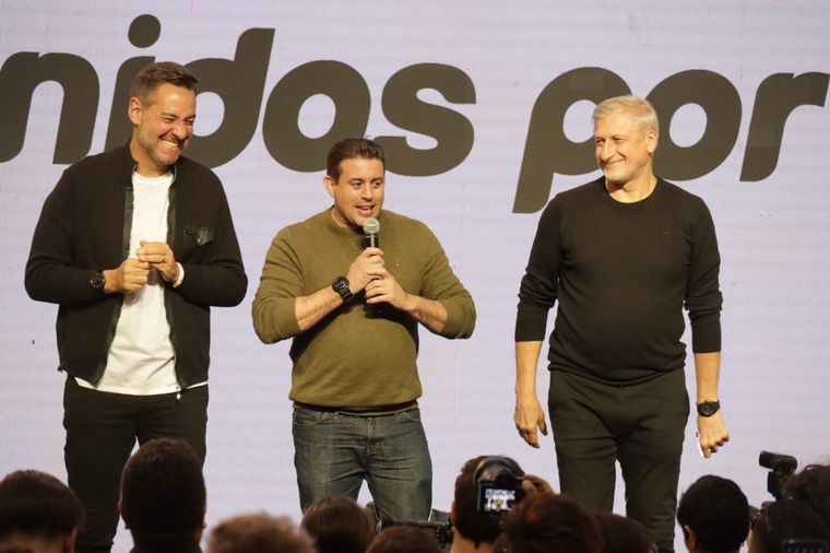 Clima de festejo en el búnker de Hacemos Unidos por Córdoba.