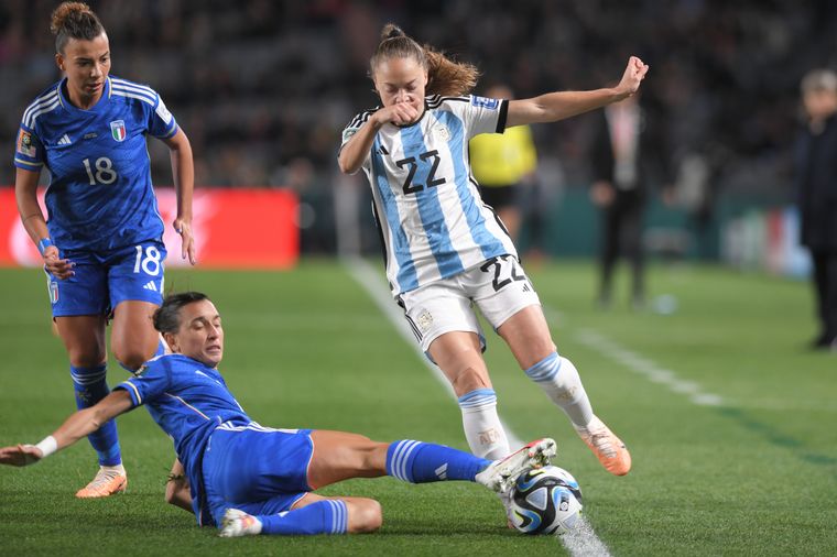 Estefania Banini en el debut de Argentina