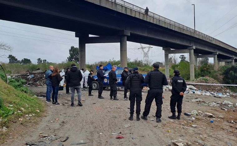 Indagan si el puente es la escena del crimen o un punto de ocultamiento del cuerpo.