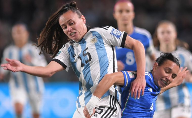 FOTO: La Selección argentina femenina cayó 1 a 0 en el debut ante Italia.