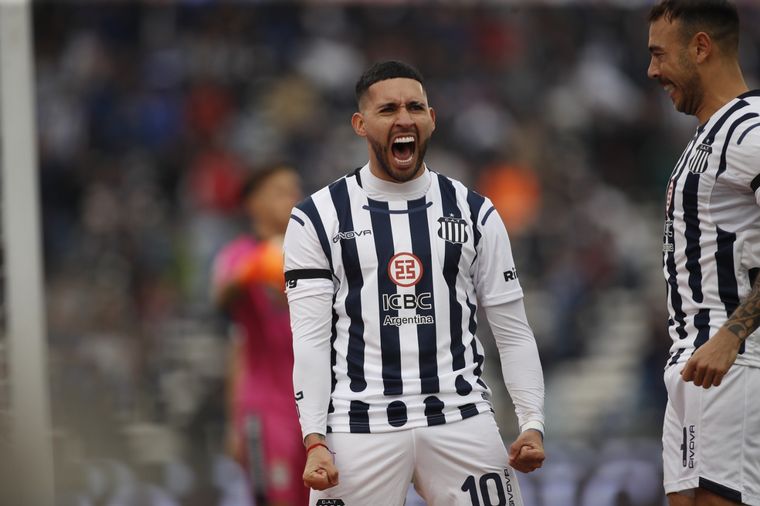 Nahuel Bustos se llena la boca de gol con el grito de la apertura del marcador.