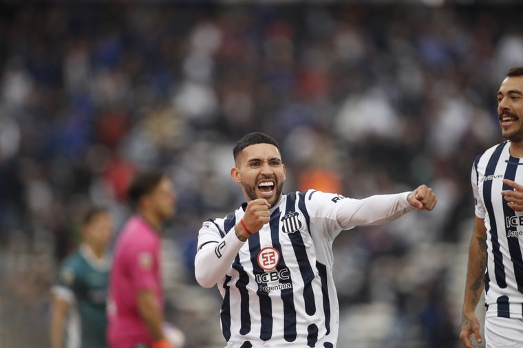 FOTO: Nahuel Bustos se llena la boca de gol con el grito de la apertura del marcador.