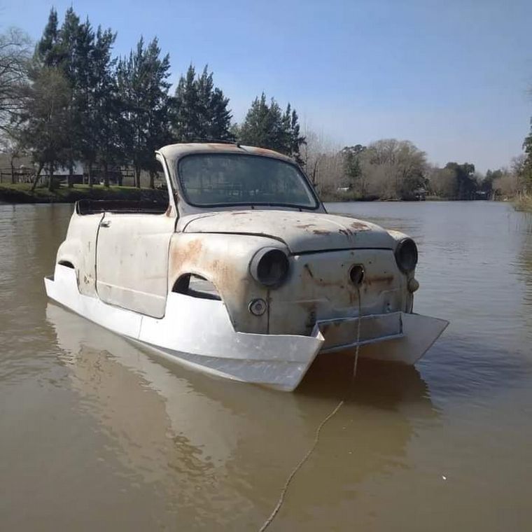 FOTO: El Fiat 600 que navega en las aguas del Delta y atrae cientos de turistas