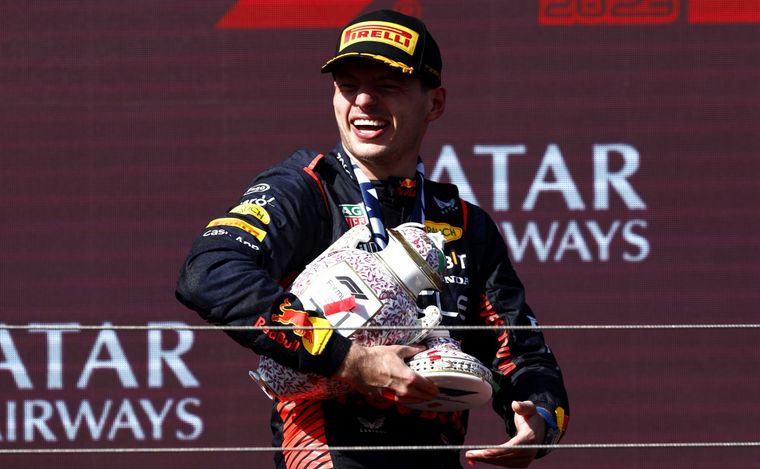 A Max se le rompió el trofeo de porcelana, celebrando con Norris. Le darán uno nuevo