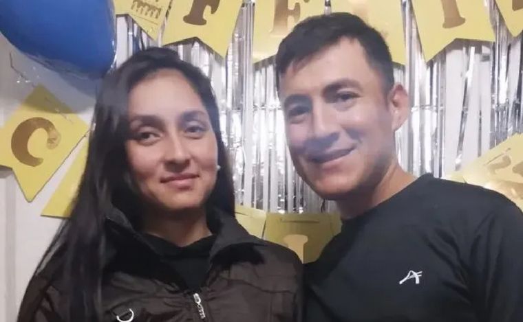 FOTO: Jésica García, de 26 años, y su pareja, Leonardo Giménez, de 38.