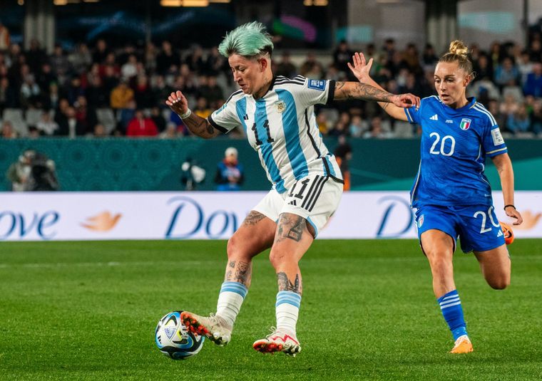  Yamila Rodríguez jugando ante Italia en el debut mundialista. (Foto:@StefiLeon)