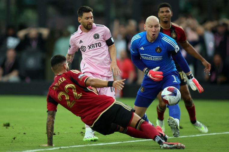 Lionel Messi define ante la salida del arquero del Atlanta United.
