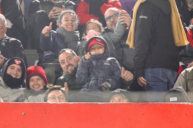 Los hinchas de Instituto en el duelo ante Lanús. (Foto: Daniel Cáceres/ Cadena 3)
