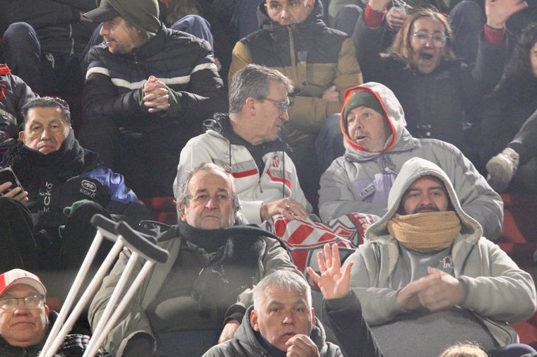 Los hinchas de Instituto en el duelo ante Lanús. (Foto: Daniel Cáceres/ Cadena 3)