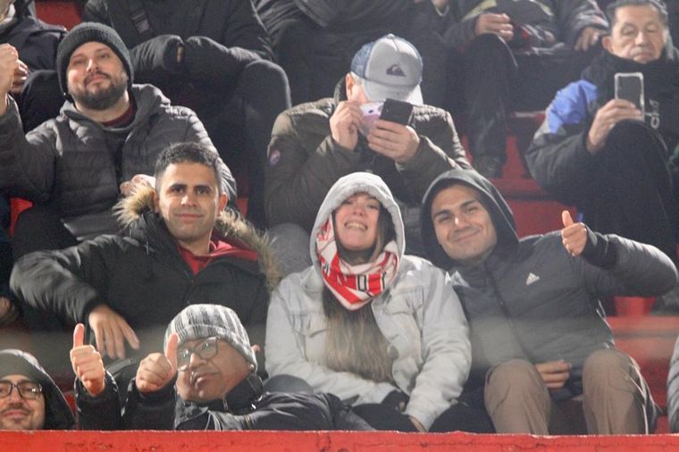 Los hinchas de Instituto en el duelo ante Lanús. (Foto: Daniel Cáceres/ Cadena 3)
