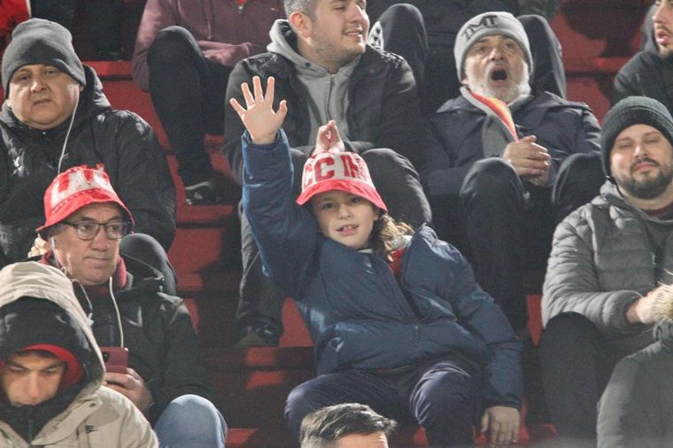 Los hinchas de Instituto en el duelo ante Lanús. (Foto: Daniel Cáceres/ Cadena 3)