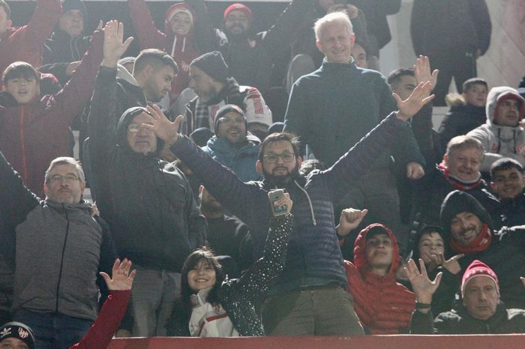 Los hinchas de Instituto en el duelo ante Lanús. (Foto: Daniel Cáceres/ Cadena 3)