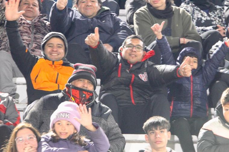 Los hinchas de Instituto en el duelo ante Lanús. (Foto: Daniel Cáceres/ Cadena 3)