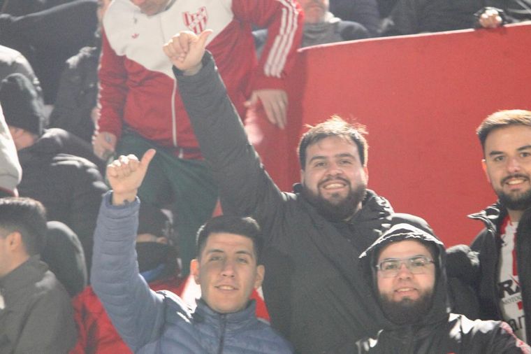 Los hinchas de Instituto en el duelo ante Lanús. (Foto: Daniel Cáceres/ Cadena 3)