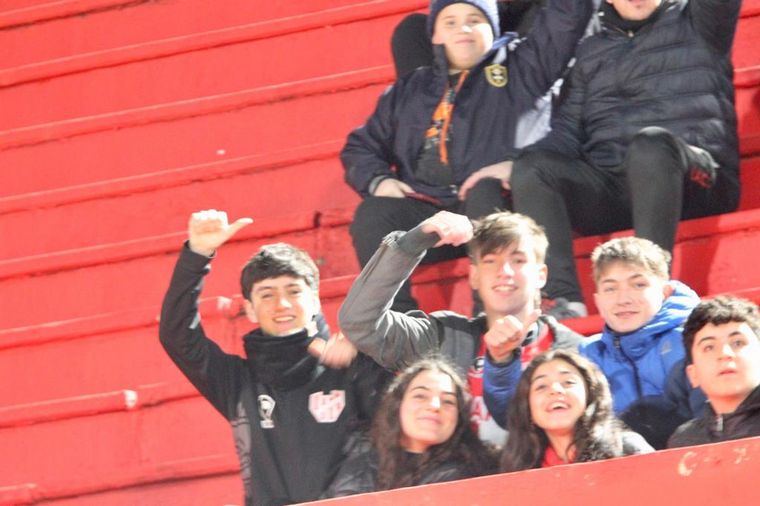 Los hinchas de Instituto en el duelo ante Lanús. (Foto: Daniel Cáceres/ Cadena 3)