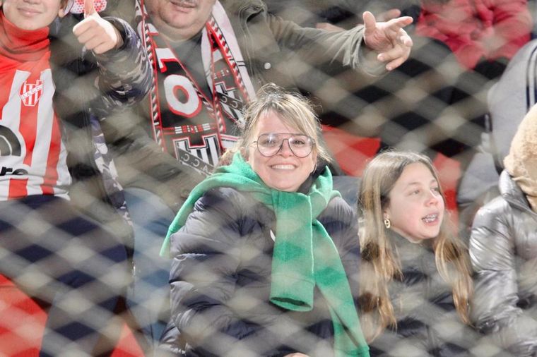 Los hinchas de Instituto en el duelo ante Lanús. (Foto: Daniel Cáceres/ Cadena 3)