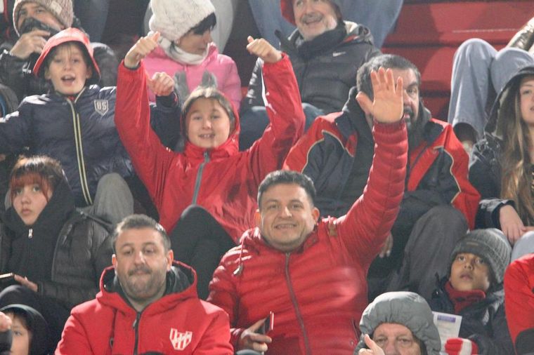 Los hinchas de Instituto en el duelo ante Lanús. (Foto: Daniel Cáceres/ Cadena 3)