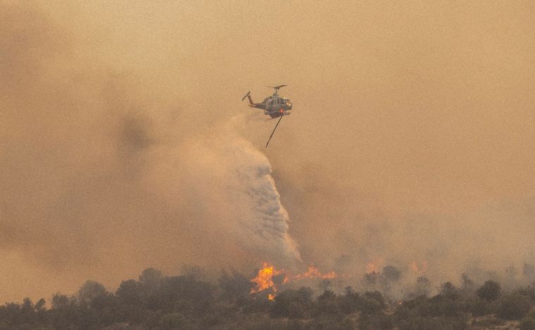 FOTO: Incendio forestal en Mandra, Grecia. (Foto: NA)